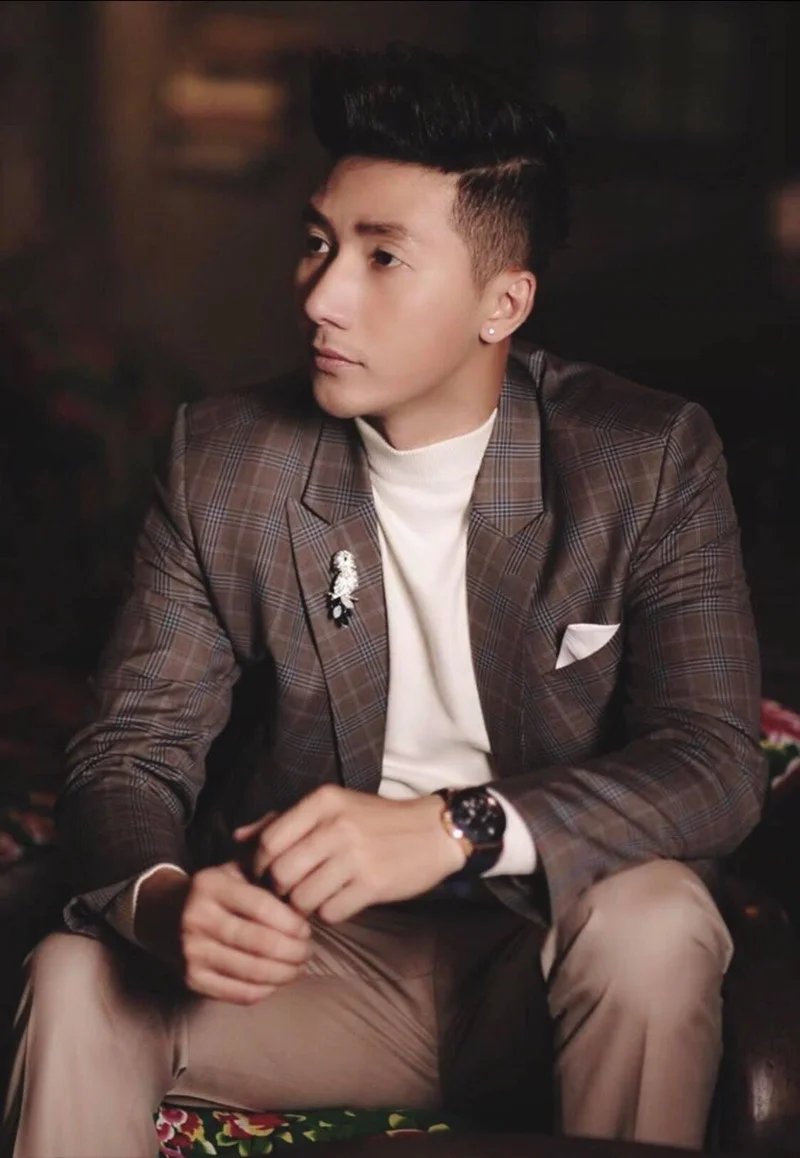 người mẫu nam phong mặc vest sang trọng