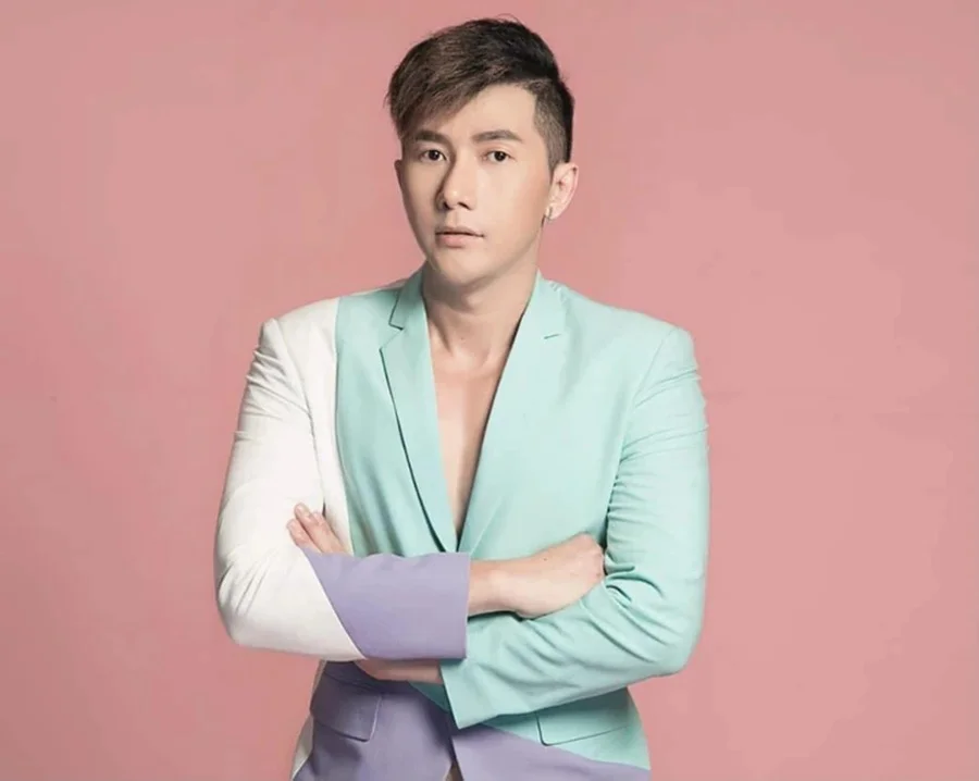 người mẫu nam phong mặc vest phối màu trẻ trung