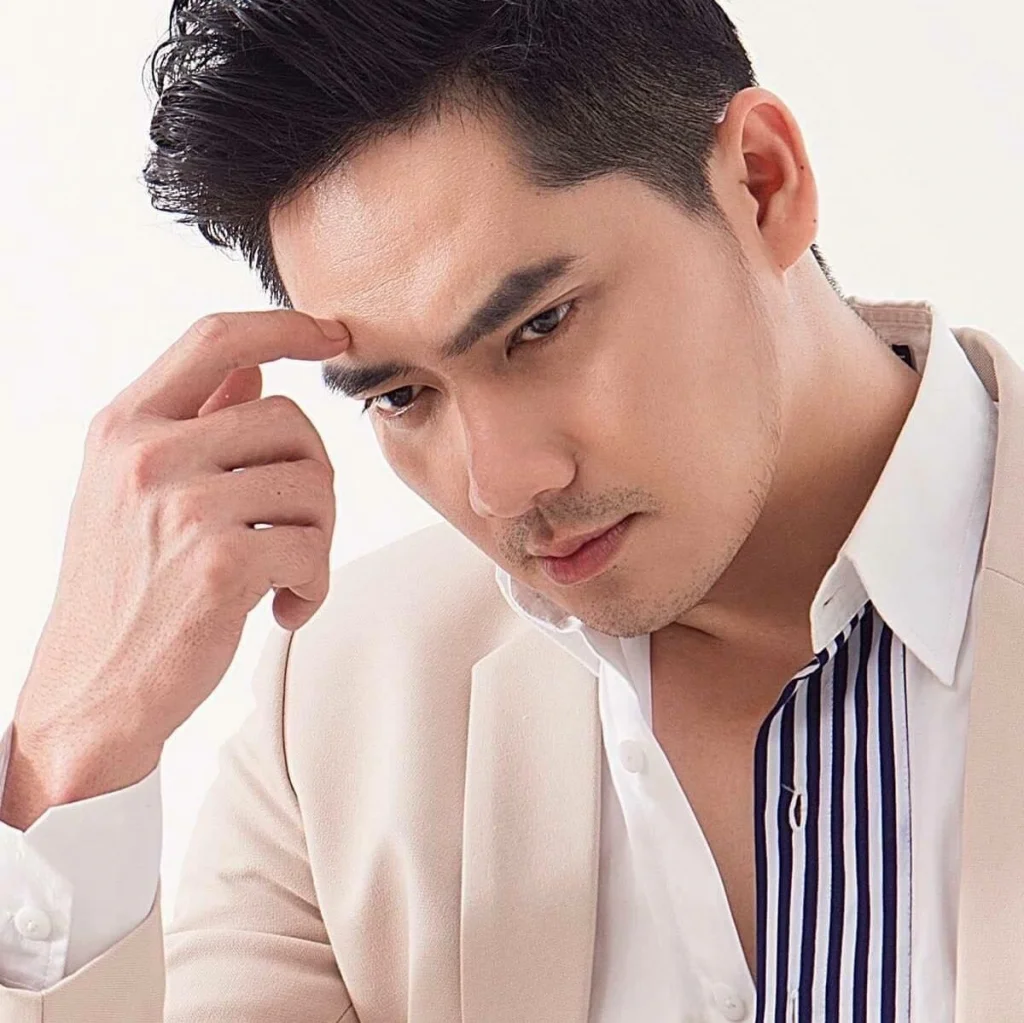 người mẫu nam phong lịch lãm trong bộ suit trắng