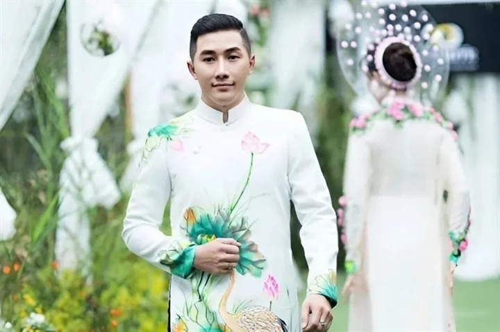người mẫu nam phong mặc áo dài truyền thống