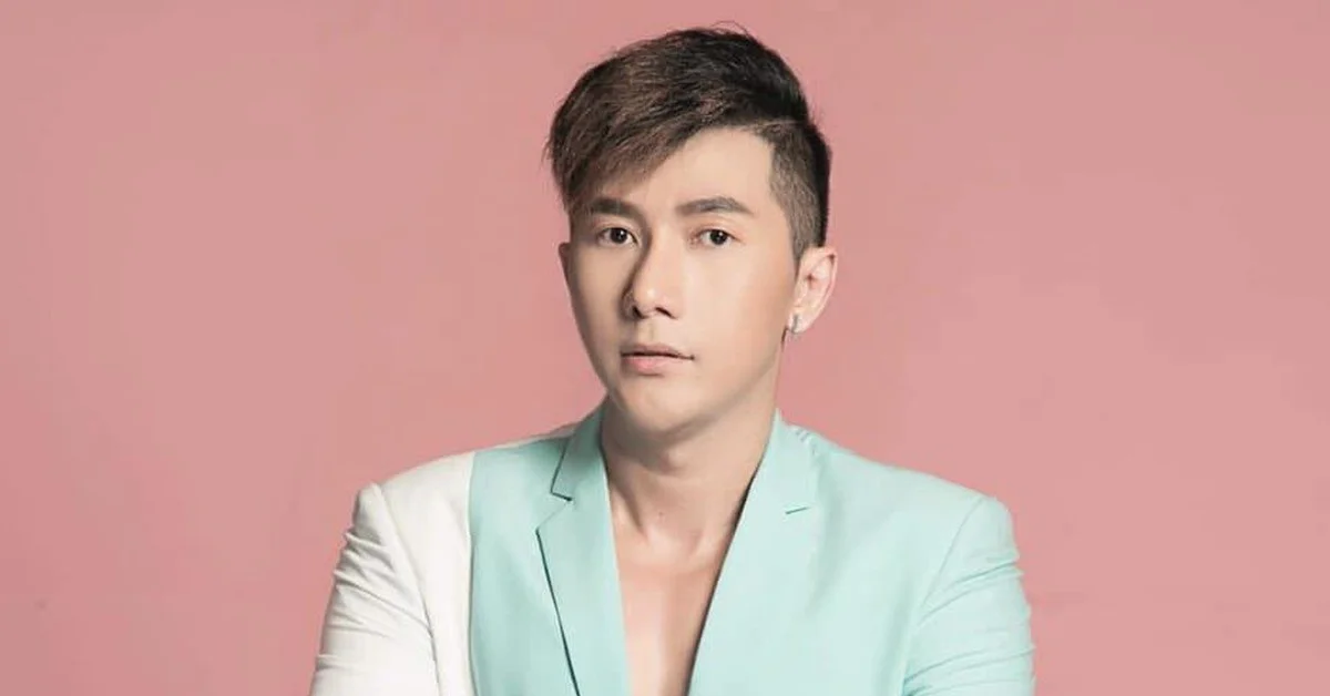 Người mẫu nam Phong mặc vest xanh mint nền hồng pastel