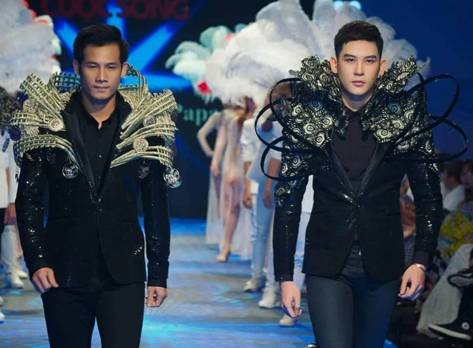 Người mẫu nam Phong trình diễn thời trang vest đen cầu vai ấn tượng trên sàn runway