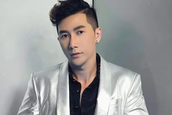 Người mẫu nam Phong mặc vest bạc sang trọng chụp ảnh chân dung
