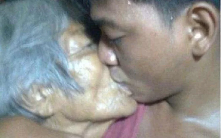 Hình ảnh mô phỏng sex bà già vn thể hiện sự thân mật.