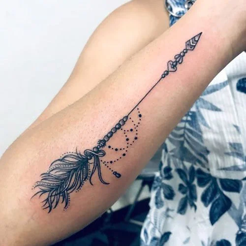 Hình xăm mũi tên tinh tế trên cánh tay