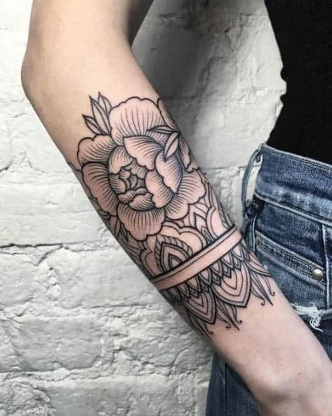 Hình xăm hoa mẫu đơn kết hợp họa tiết mandala trên cánh tay