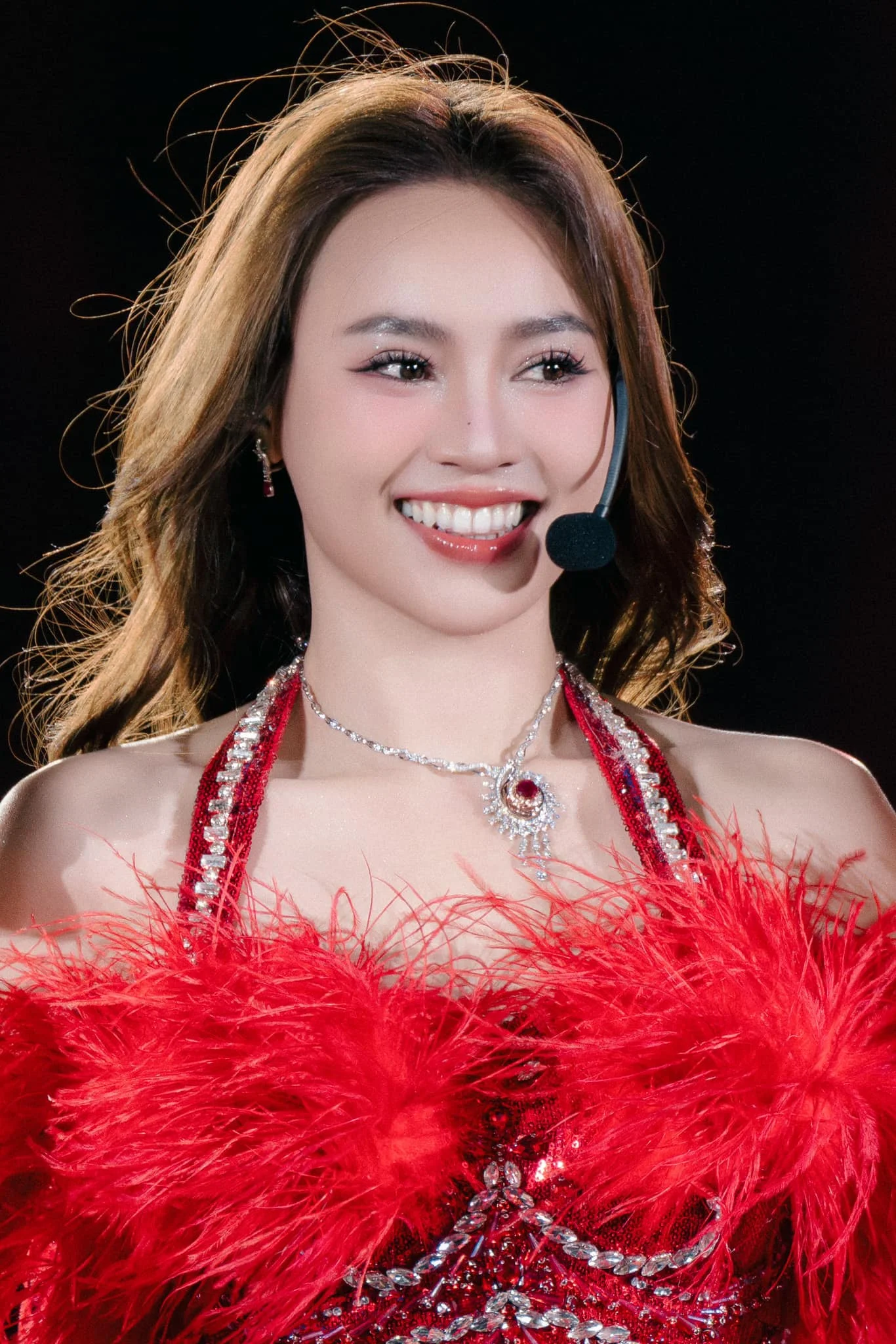 Ninh Dương Lan Ngọc hở bạo với bikini cắt xẻ cực cháy, vòng 1 lấp ló (3)