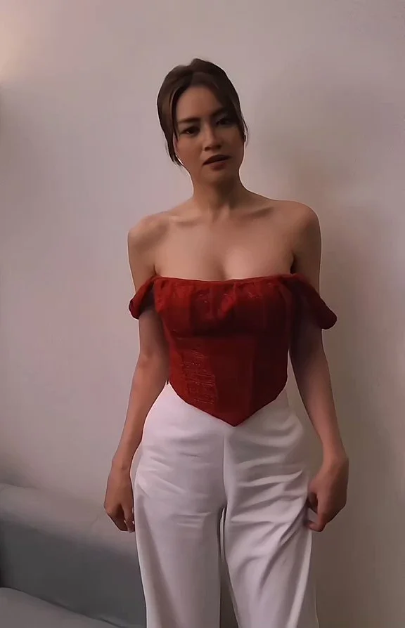 Ninh Dương Lan Ngọc cùng cặp vú khủng như muốn trào ra khỏi chiếc áo😋