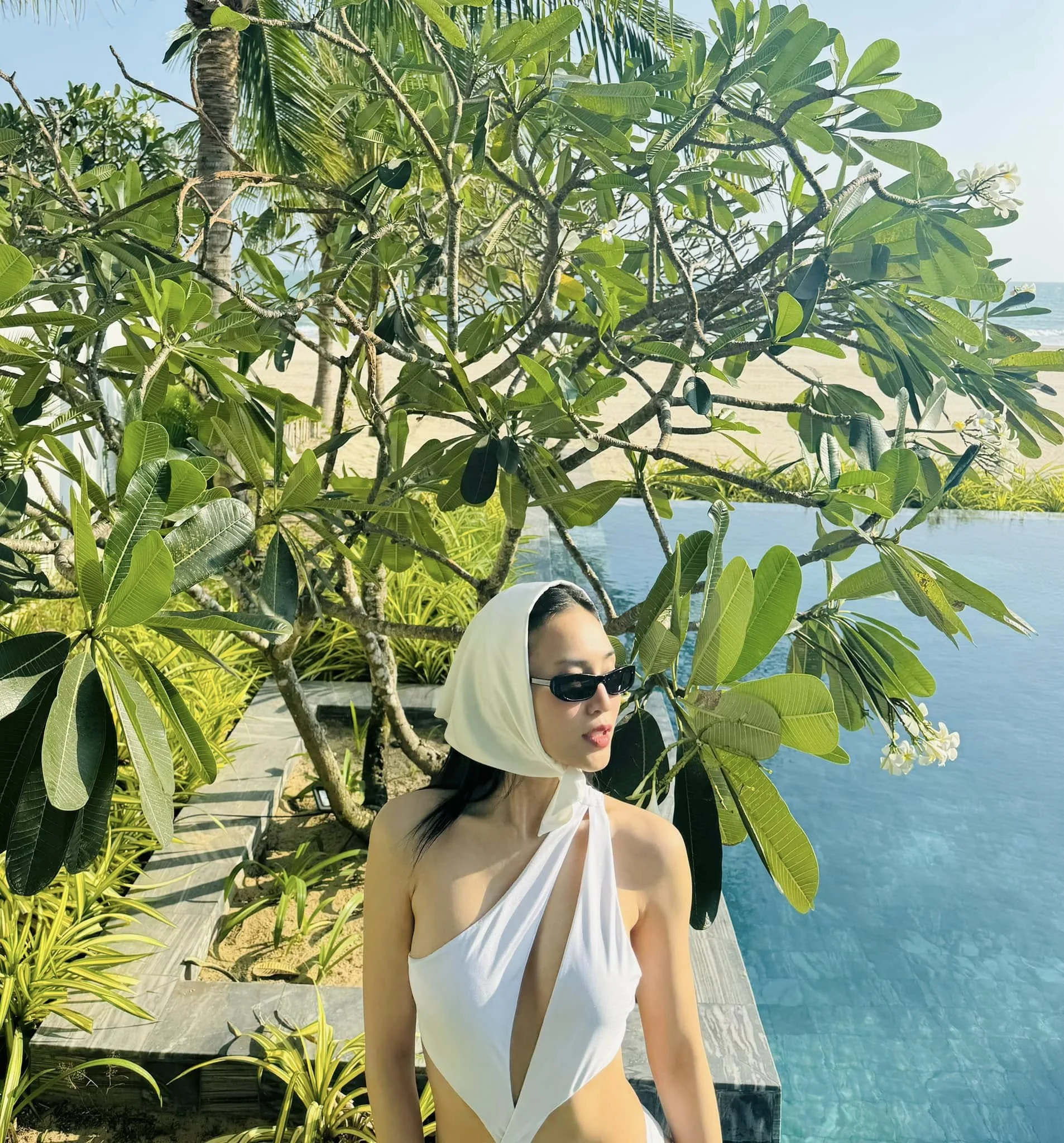 Ninh Dương Lan Ngọc hở bạo với bikini cắt xẻ cực cháy, vòng 1 lấp ló (5)