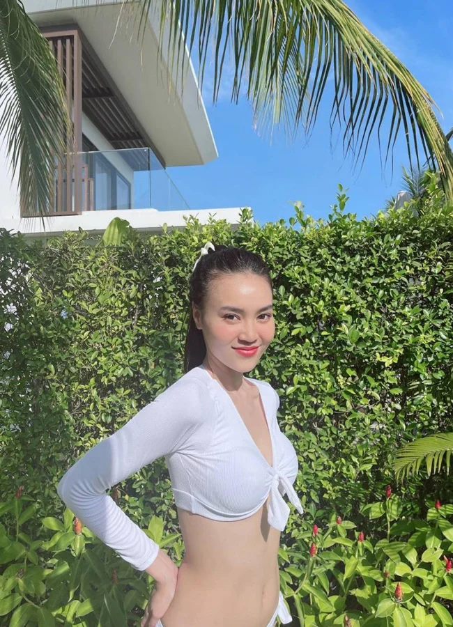 Ninh Dương Lan Ngọc hở bạo với bikini cắt xẻ cực cháy, vòng 1 lấp ló