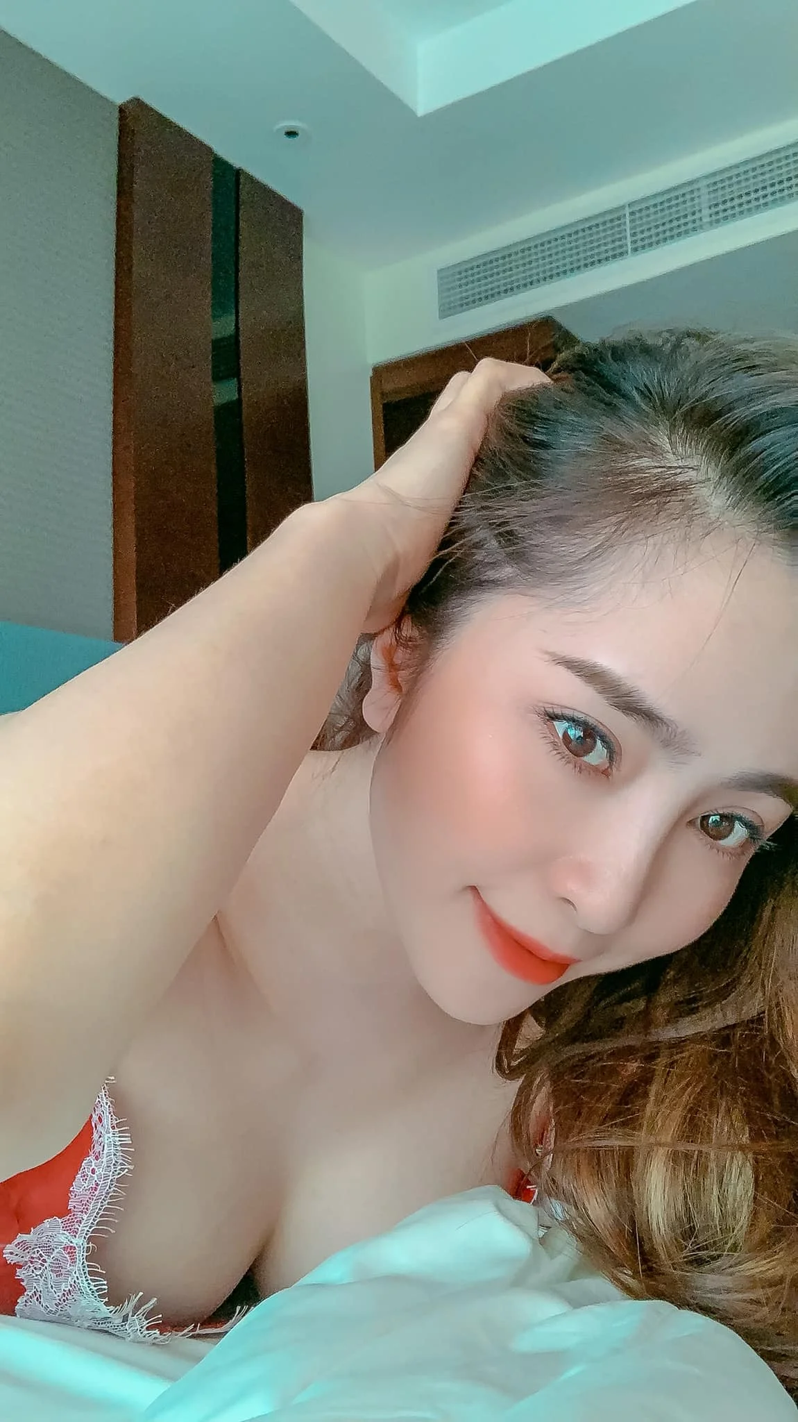 Ninh Dương Lan Ngọc tung ảnh gợi cảm lúc đêm khuya