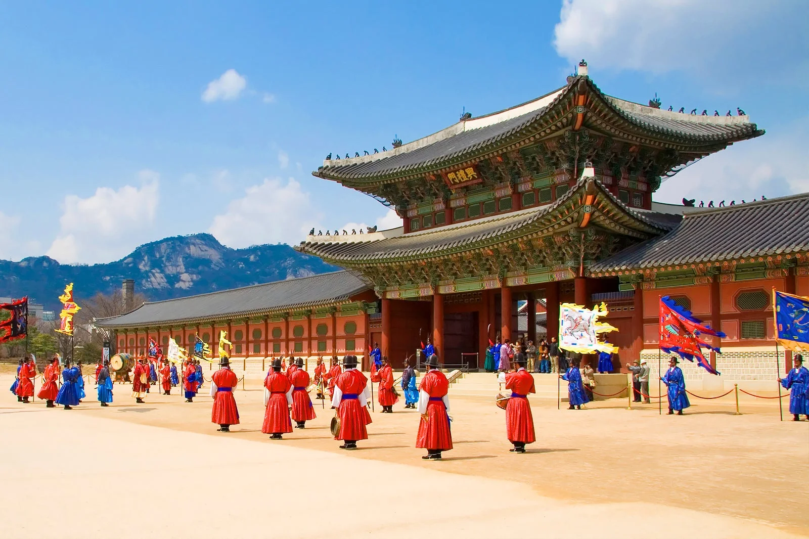 Hình nền đẹp cute ngầu với cung điện Gyeongbokgung và lính canh Hàn Quốc trong nghi lễ đổi gác đầy màu sắc