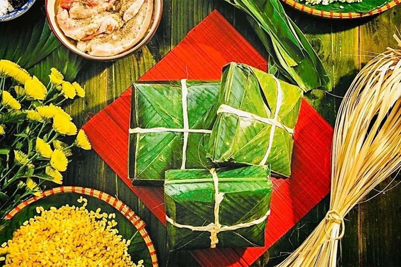 Bánh chưng xanh và các món ăn truyền thống được bày giữa hoa xuân