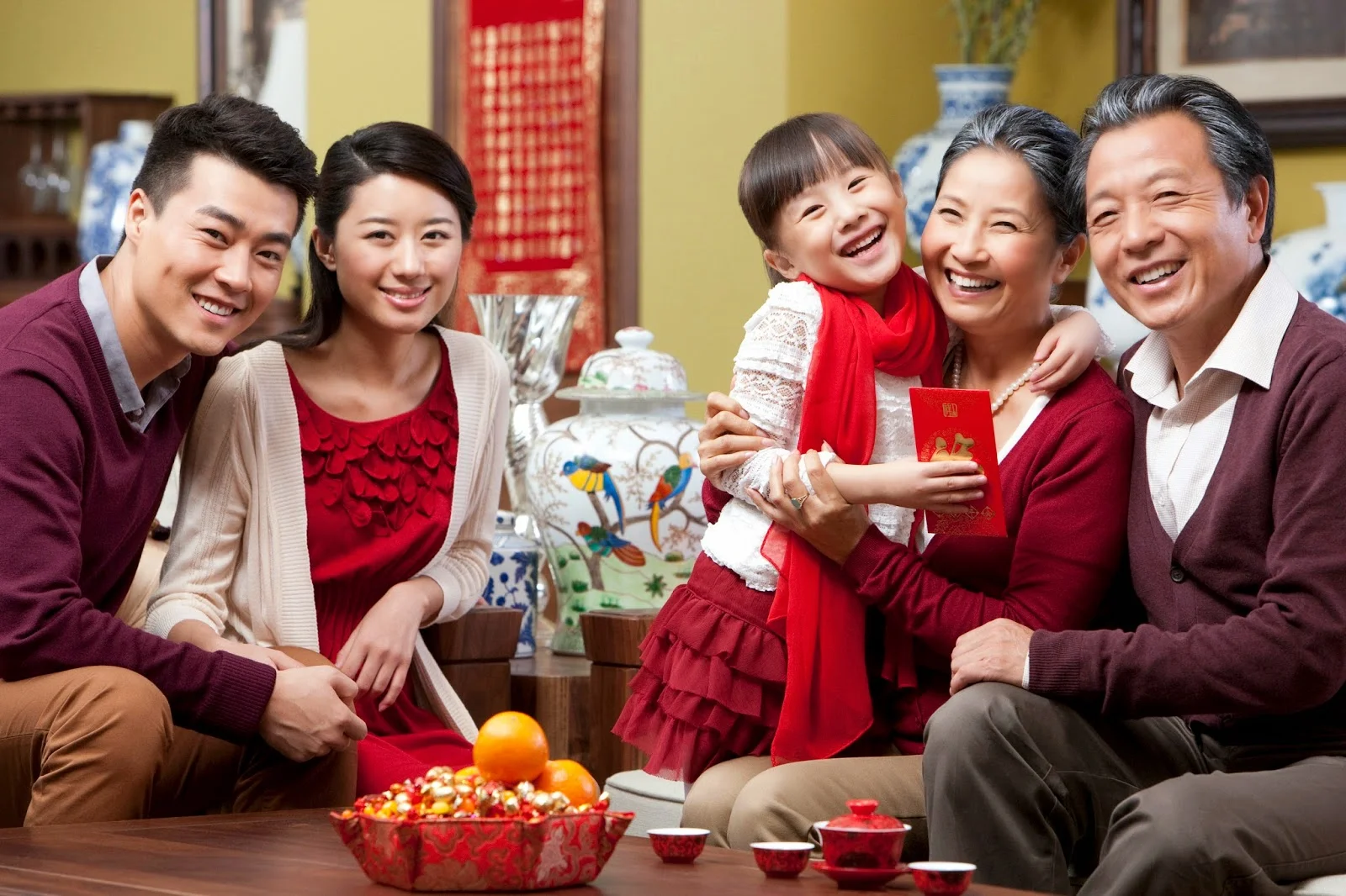 Gia đình nhiều thế hệ sum họp bên mâm trái cây ngày Tết