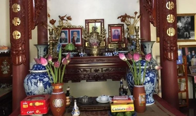 Ảnh người mất trên bàn thờ gia tiên truyền thống Việt Nam