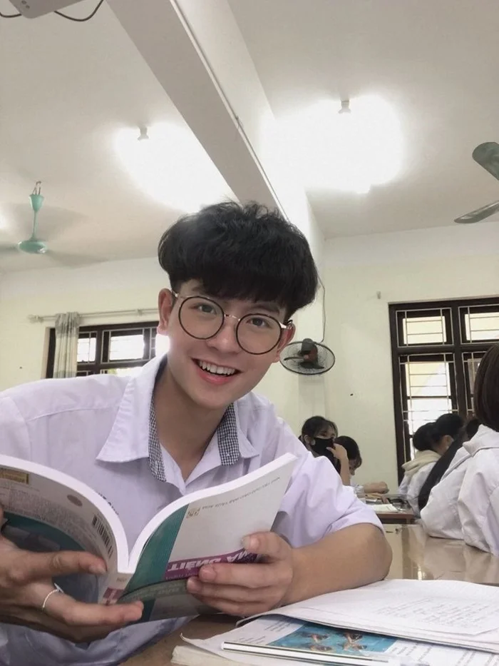 ảnh trai đẹp việt nam nam sinh áo trắng trong lớp học