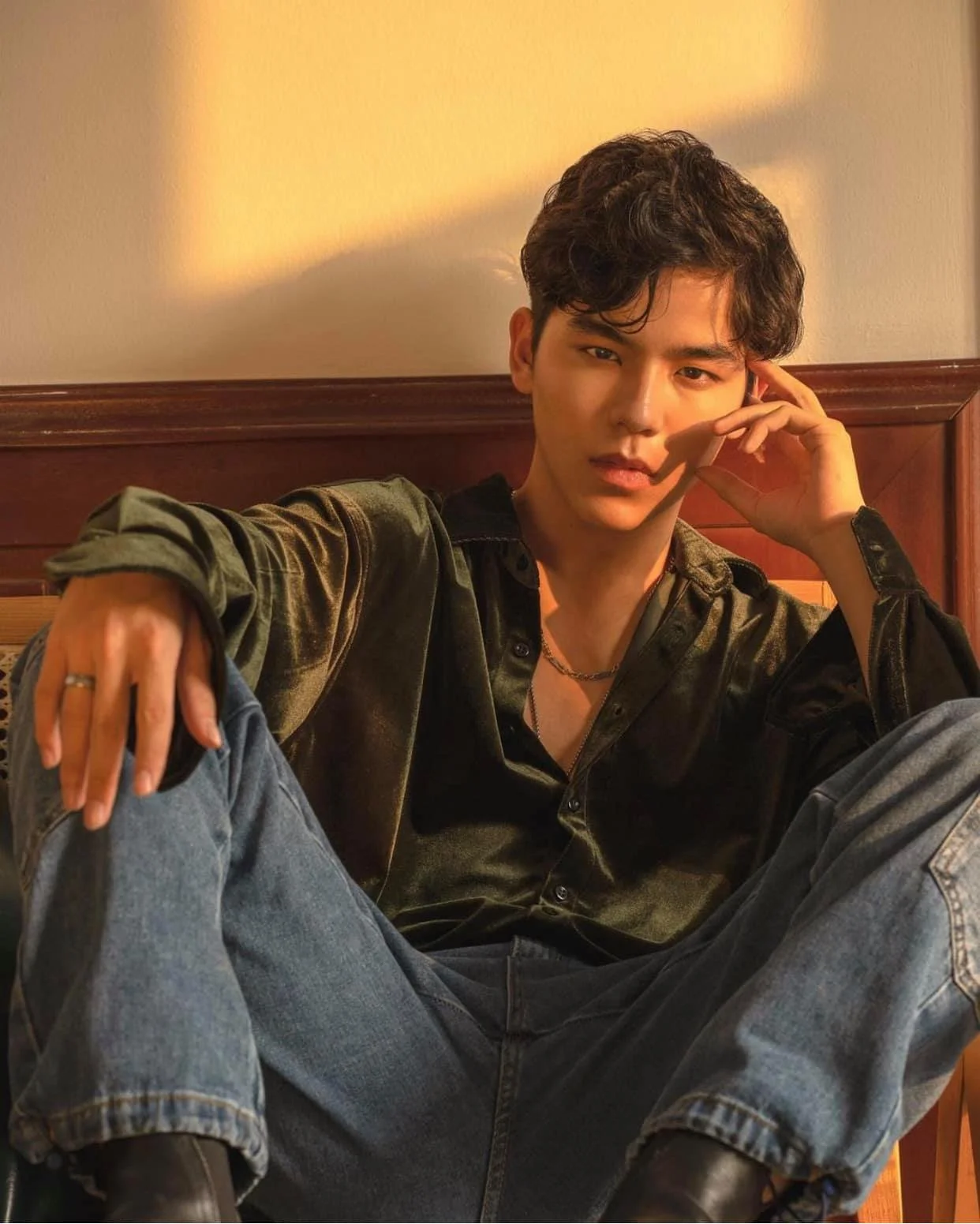 Chàng trai Việt Nam chụp ảnh dưới ánh nắng hoàng hôn