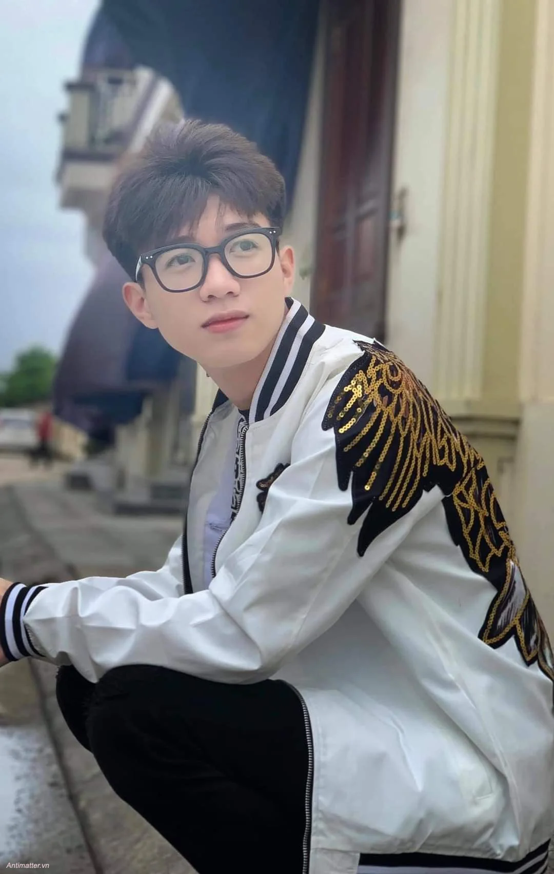 Chàng trai Việt Nam mặc áo khoác bomber