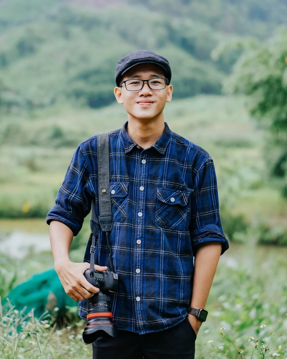 Chân dung một chàng trai đẹp Việt Nam đang cầm máy ảnh chụp phong cảnh