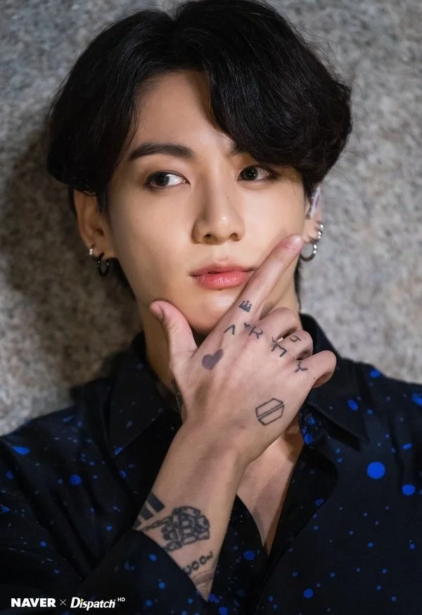 Chi tiết hình xăm của anh Jungkook trên bàn tay.