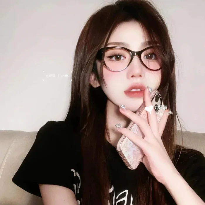 Gái xinh đeo kính cute nhẹ nhàng
