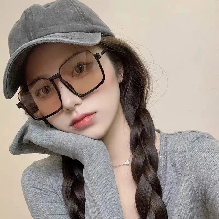 Gái xinh đeo kính trắng trẻo