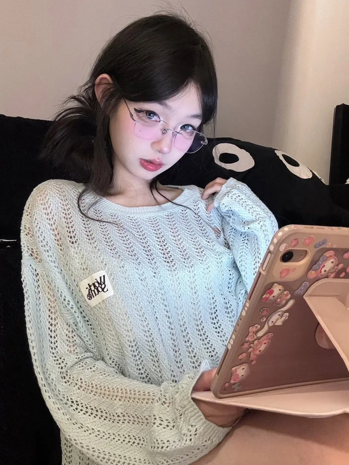 Gái xinh đeo kính style học đường