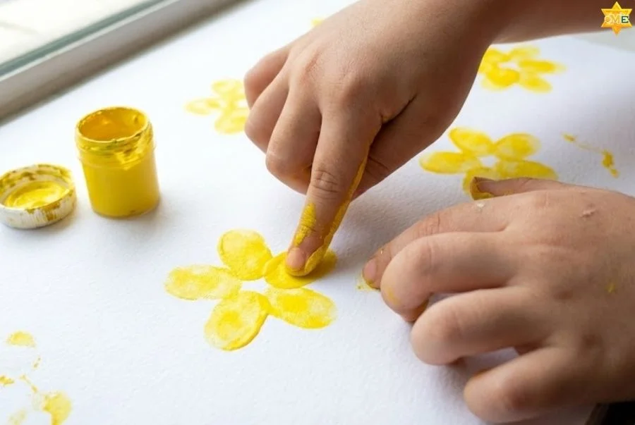 Đôi tay đang vẽ hoa trang trí chủ đề Tết.