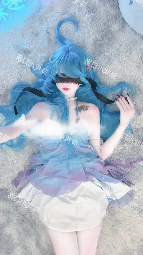 Trên nền đá xám, ảnh gái xinh cosplay Liên Quân Mobile với tóc xanh, váy trắng và khăn voan nhẹ