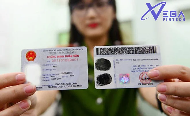 Người cầm thẻ căn cước công dân để minh họa cho cảnh báo về ảnh cccd giả.