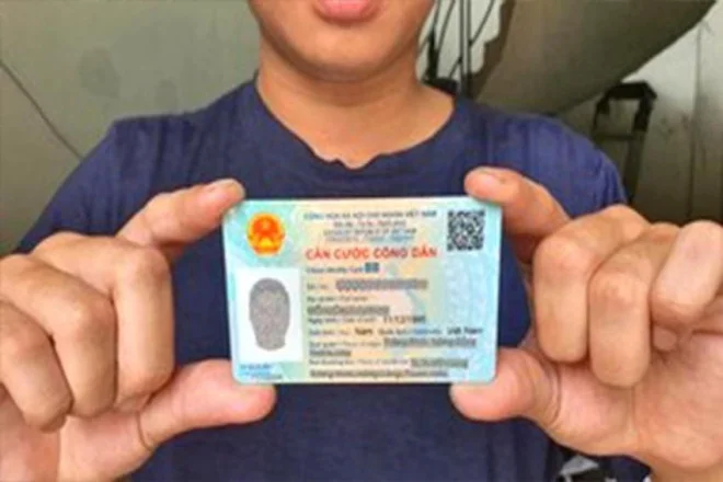 Ảnh cccd giả: người cầm thẻ Căn cước công dân Việt Nam có QR code, mặt bị che khuất