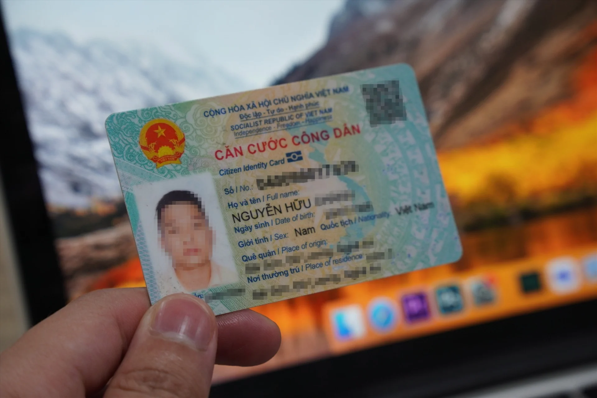 Cận cảnh thẻ căn cước công dân Việt Nam, ảnh cccd giả được sử dụng cho mục đích minh họa.
