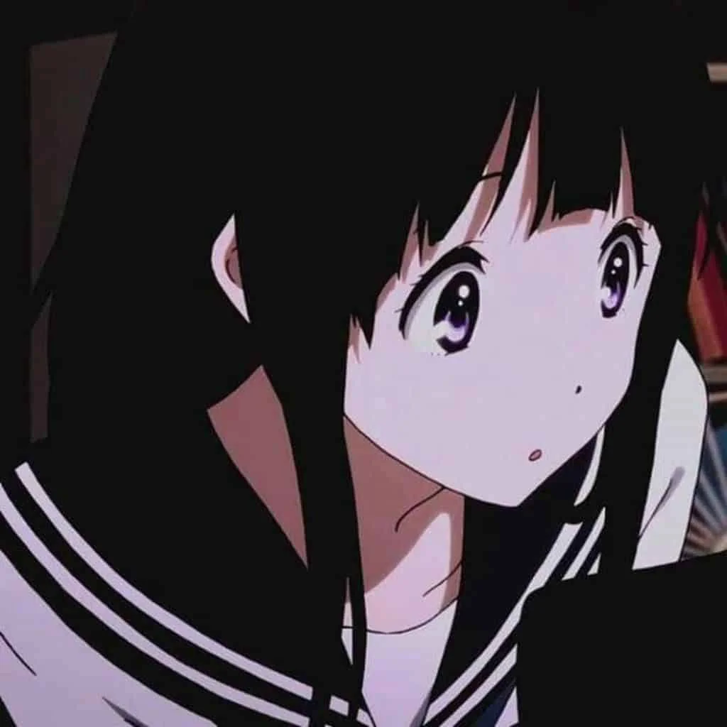 Cận cảnh cô gái anime tóc đen mặc đồng phục thủy thủ