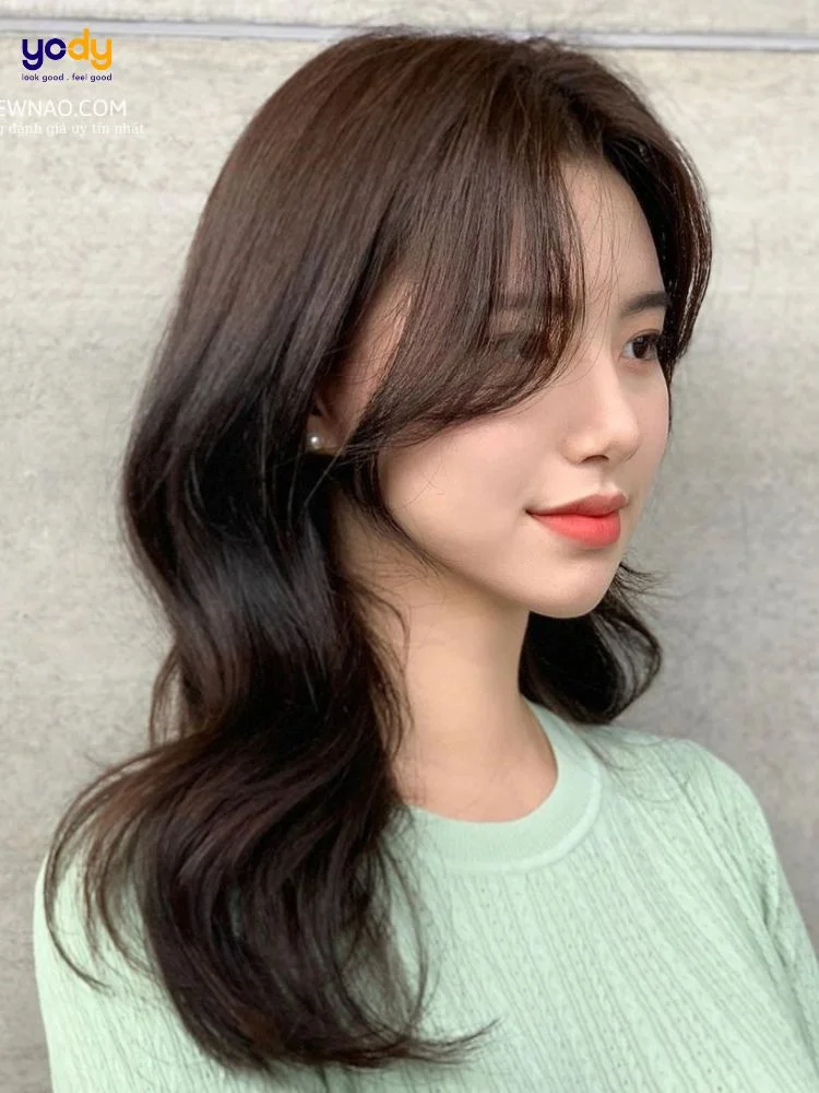 Nên gội đầu bằng nước ấm hoặc nước lạnh tránh dùng nước nóng khiến tóc bị khô và gãy