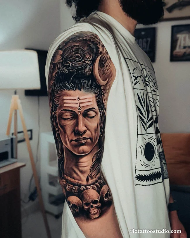 Kiệt tác Hình xăm bắp tay nam Thần Shiva Ấn Độ Giáo dũng mãnh chế tác tại Rio Tattoo Studio.