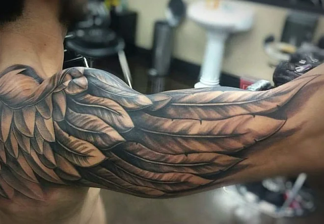 Hình xăm đôi cánh trên bắp tay