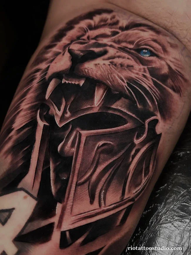 Kiệt tác Hình xăm bắp tay nam Sư tử chiến binh La Mã uy nghiêm chế tác tại Rio Tattoo Studio.