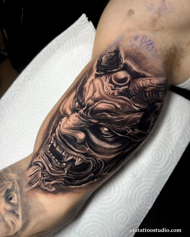 Tác phẩm Hình xăm bắp tay nam Mặt quỷ Hannya đen xám trừ tà chế tác bởi Rio Tattoo