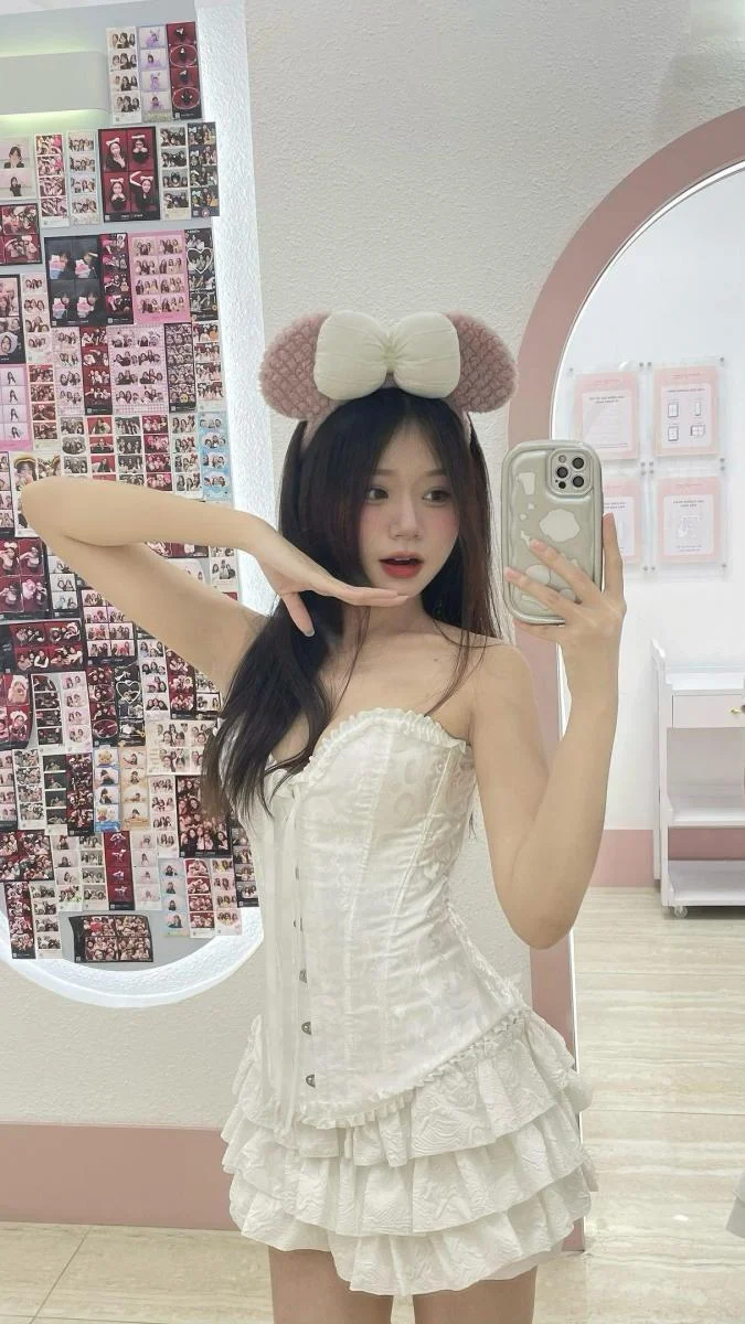 Hình gái xinh cộm với ngực to đẹp đắm thắm lưng