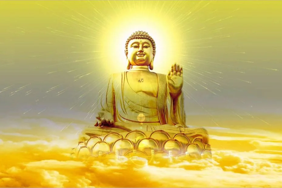 Ảnh Phật đẹp với hào quang vàng rực rỡ tỏa sáng trên tầng mây