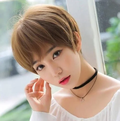 Tóc tém dài với tạo kiểu ấn tượng giúp làm nổi bật gương mặt bạn gái