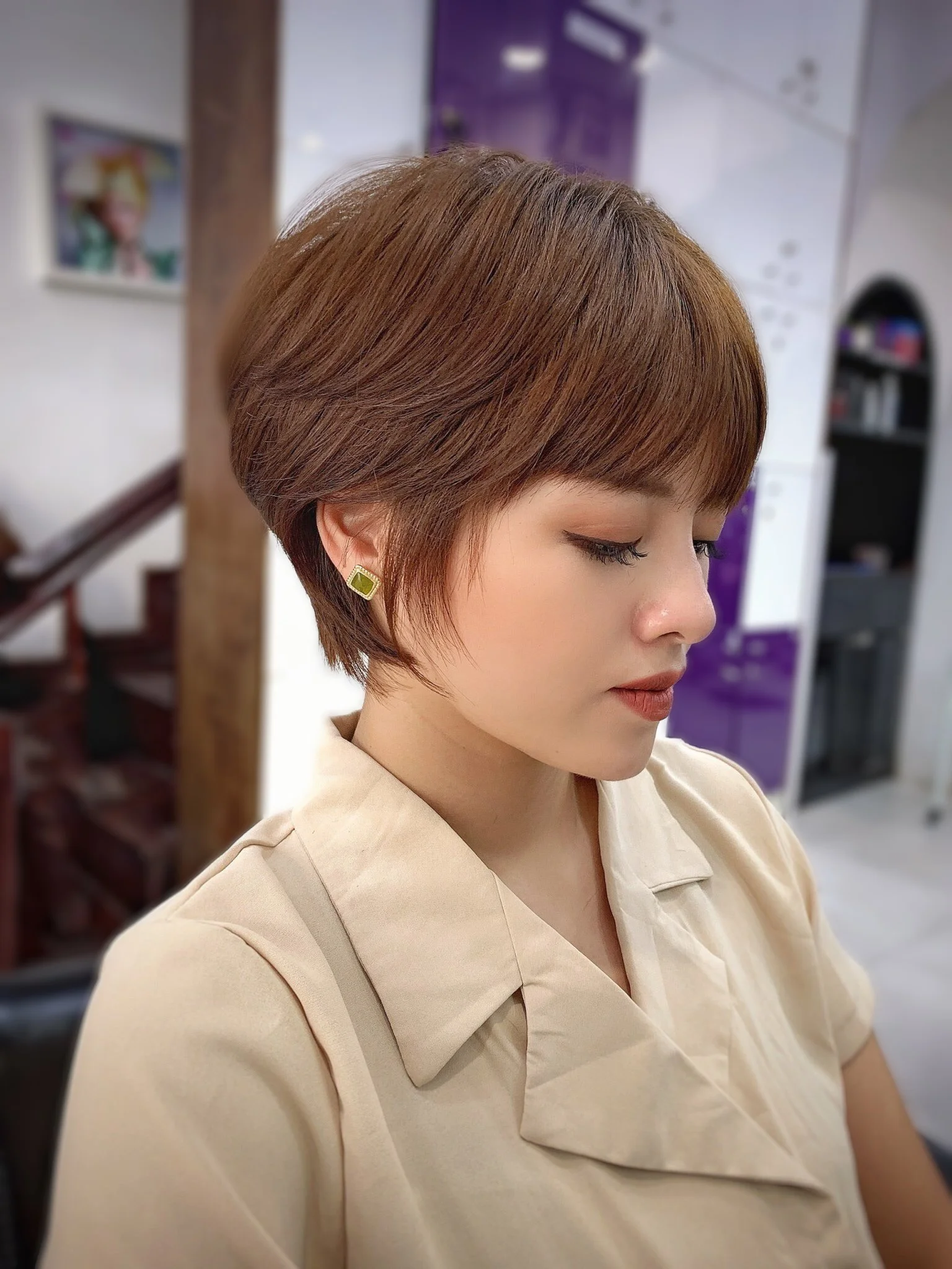 Chân dung cô gái với kiểu tóc tém nữ gọn gàng