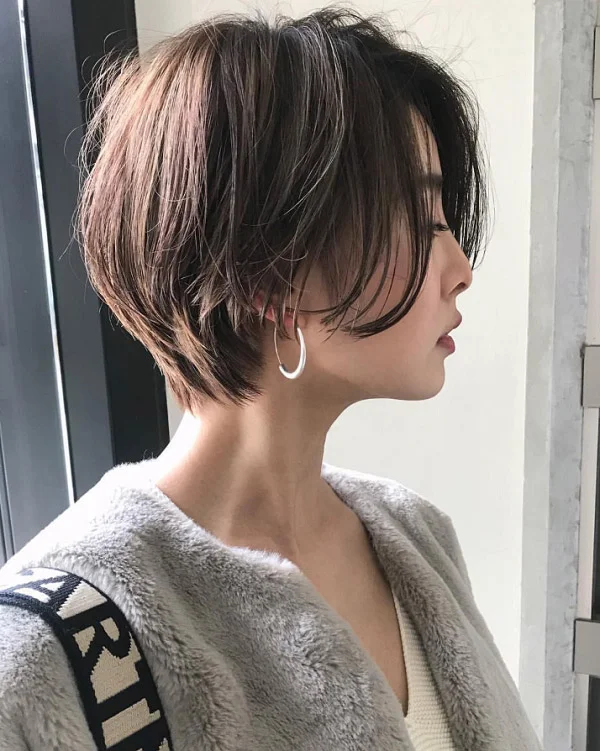 Kiểu tóc tém nữ thanh lịch nhìn từ góc nghiêng